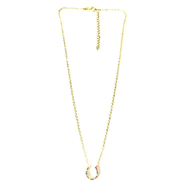 Espectacular collar extensible de plata de ley con baño de oro, con una herradura de plata 925 con baño de oro y circonitas de colores. Este collar es una pieza ideal tanto para los amantes del mundo ecuestre como si no. Además es super combinable con tu look favorito.